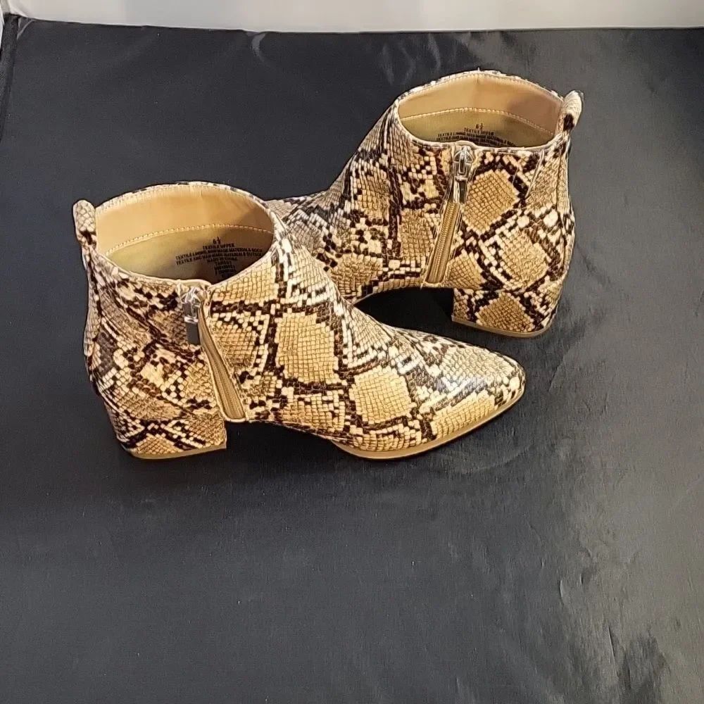 BRAND NEW NEW DAY POINTED TOE ZIP CLOSURE SNAKESKIN ANKLE BOOTIE - Picture 8 of 16